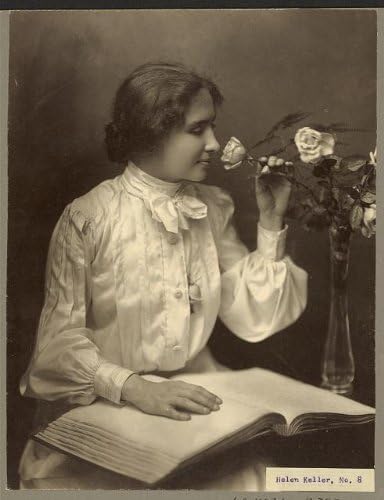 PovijesnaFindings Foto: Helen Keller, br. 8, slijepa, gluha osoba, Braille, knjige, ruža, vaza, Whitman Studio, C1904